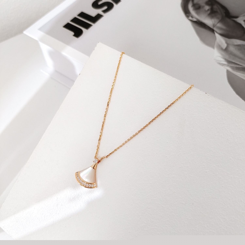Bo*te*ga venenta necklaces